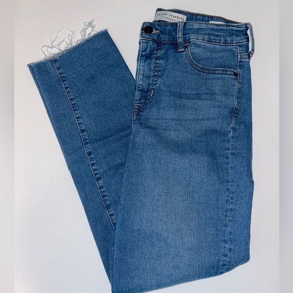 Social Standard by Sanctuary Slim Straight, raw‎ hem medium wash jeans sz 2 / 26 - Picture 1 of 11
